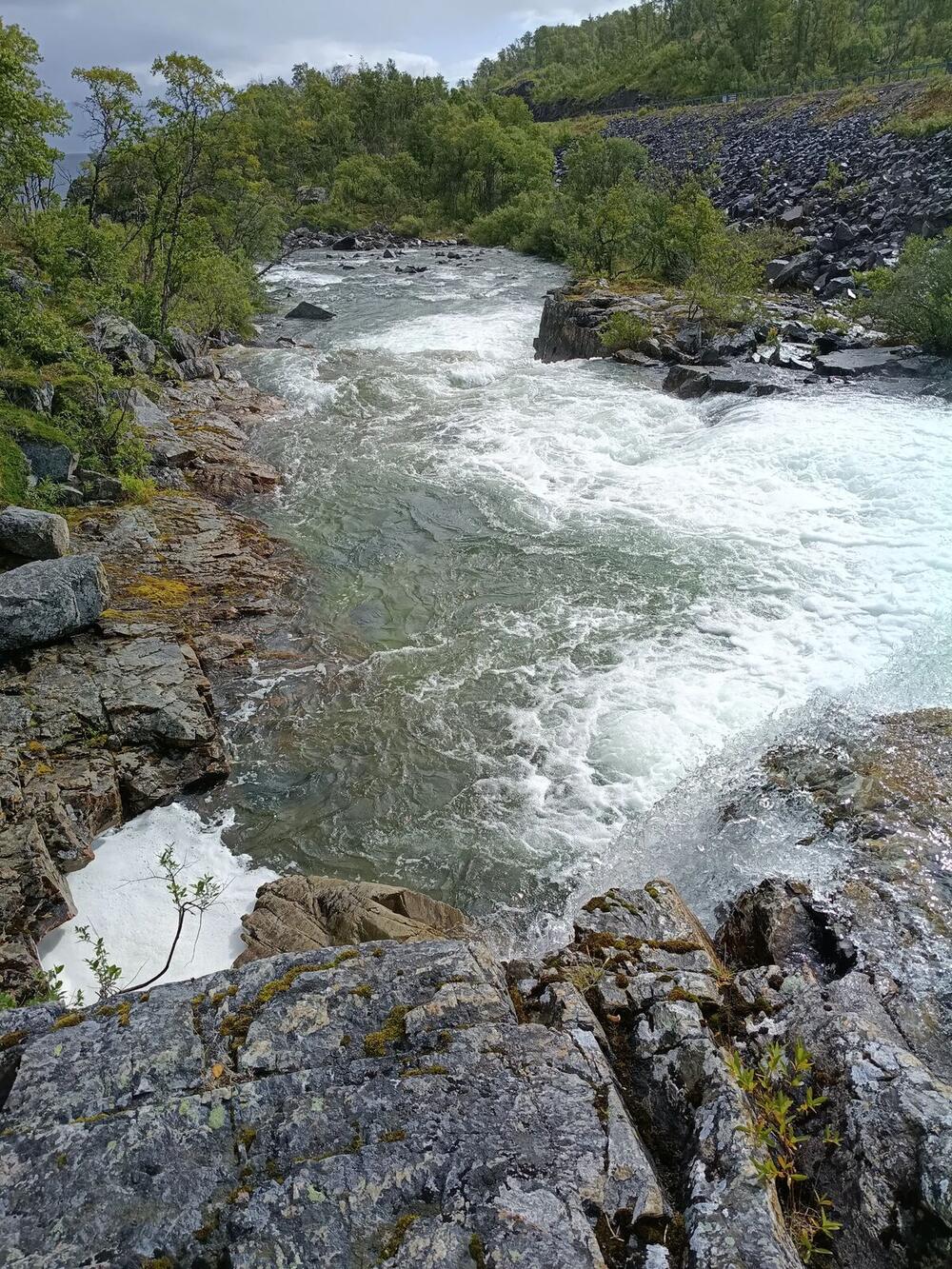 Koski virtaa kivikkoisessa tunturimaisemassa